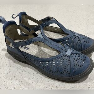 JBU Women's Daffodil Blue T-Strap Closed Toe Floral Sandals, Size 6.5W Denim